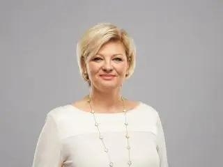 Portrait von Silwia Beyer mit hellem Hintergrund. Über uns